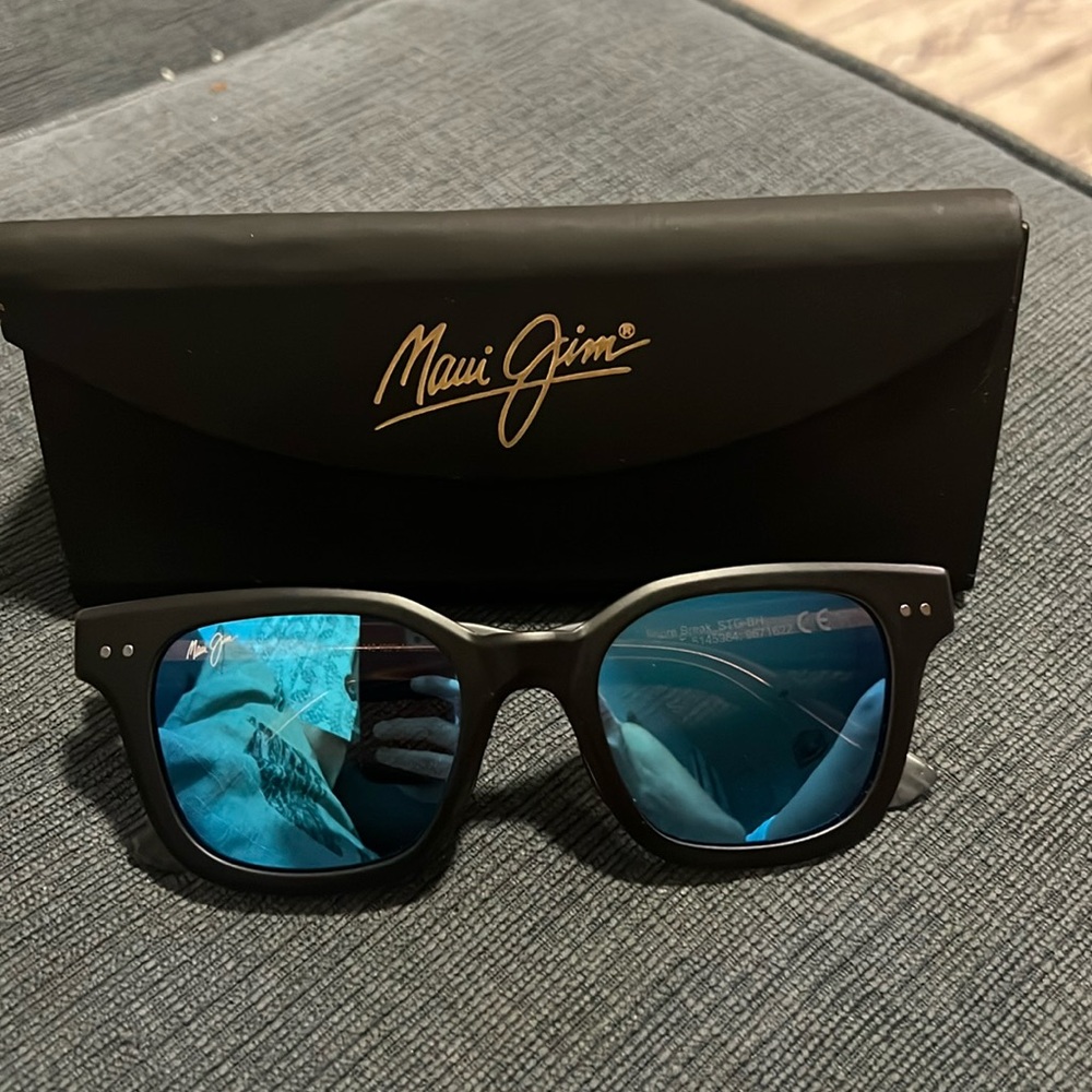 Maui Jim Shore Break black with grey sunglasses